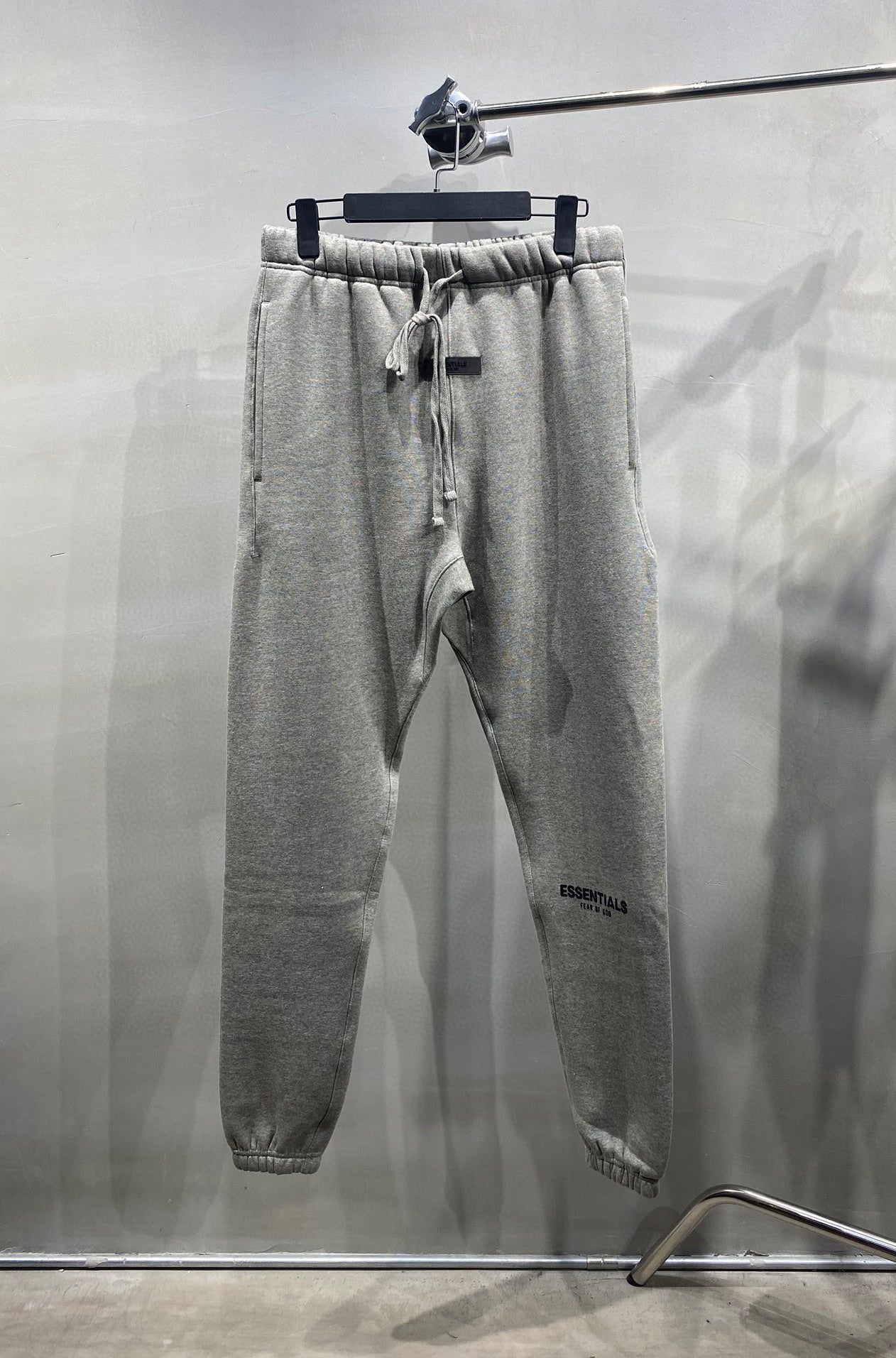 SS22 Top ESS **Fog Ankle-Tied Flocking Fear of God Essentials Sweatpants