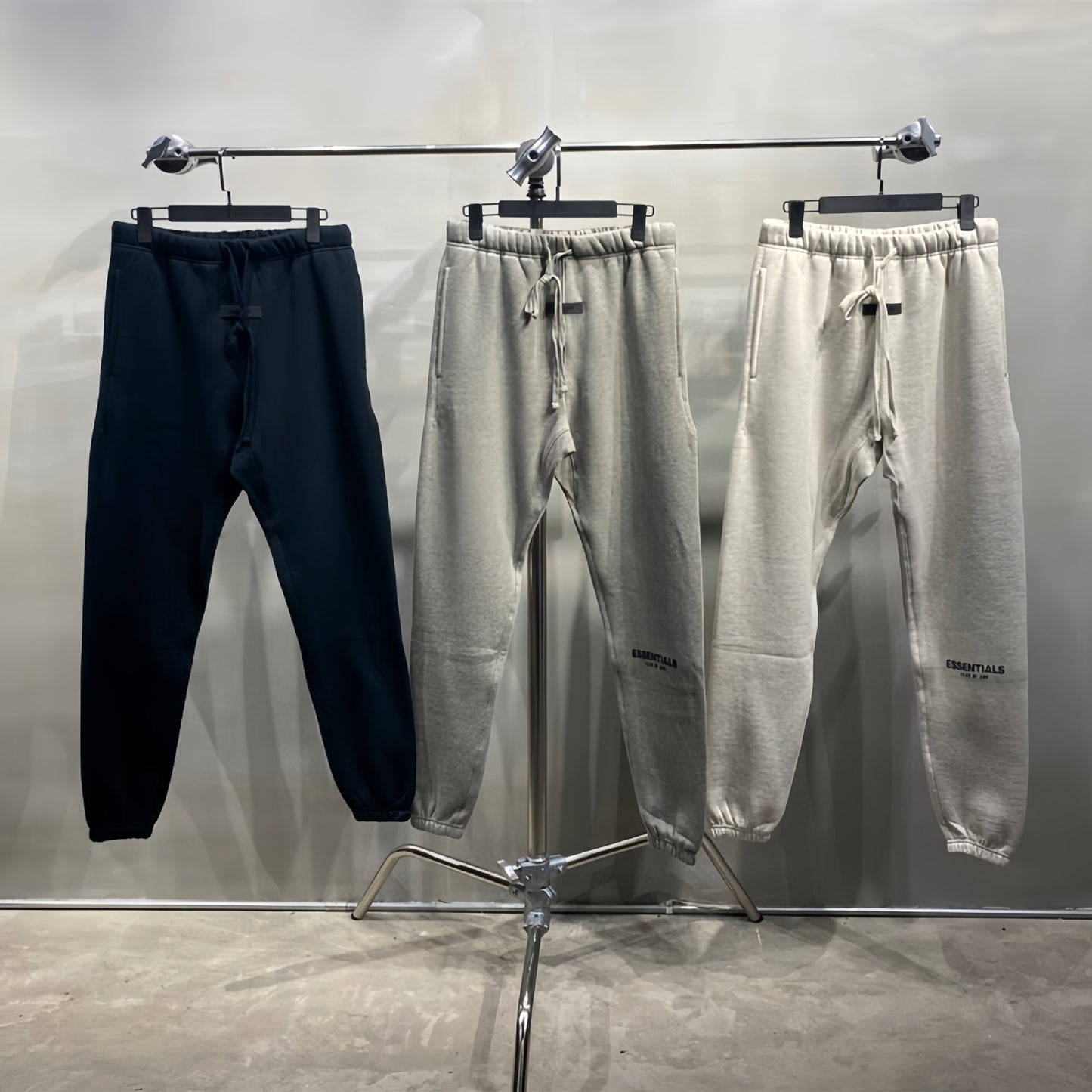 SS22 Top ESS **Fog Ankle-Tied Flocking Fear of God Essentials Sweatpants